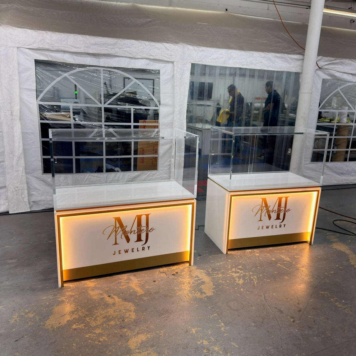 Acrylic Displays for Jewelry: Showcasing Small Pieces with Clarity and Security